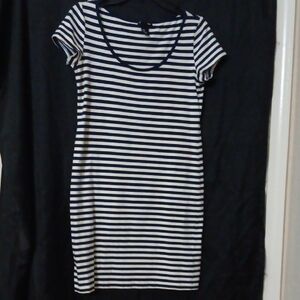H&M Black and White Fitted Short Sleeve Tee